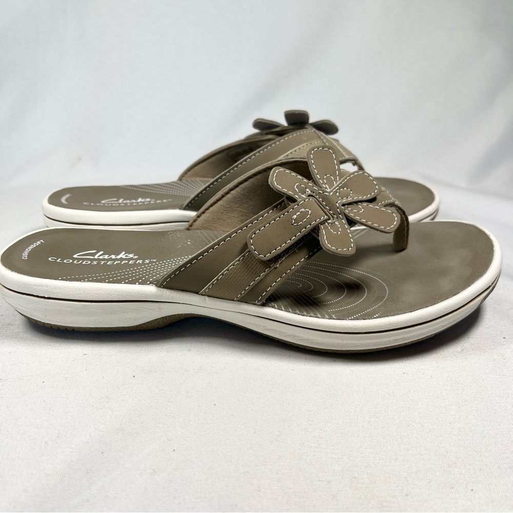 Clarks Cloudsteppers Flip Flop Sandals Taupe Flowers Adjustable Strap Size 6